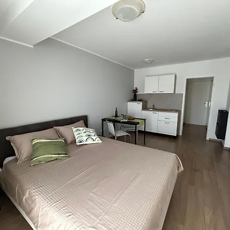 Gorgeous Biserka Apartment